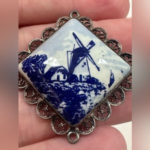 Vintage porcelain holland Dutch blue/white with metal base brooch/pin